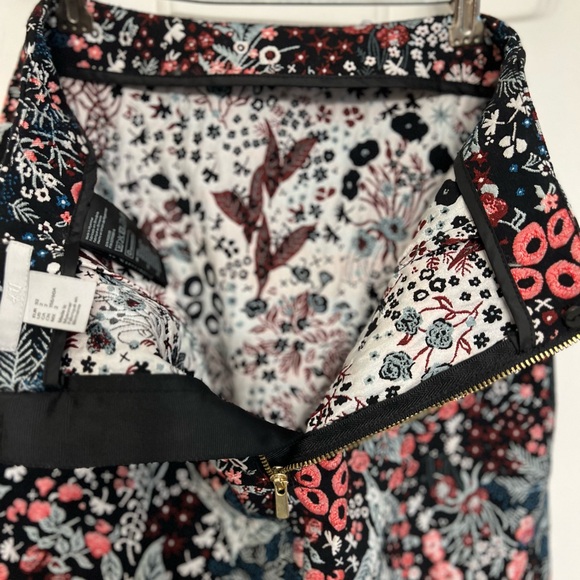 H&M BLACK FLORAL MINI SKIRT W/AN EMBROIDERED FEEL ( not‎ actually embroidered) - Picture 6 of 7